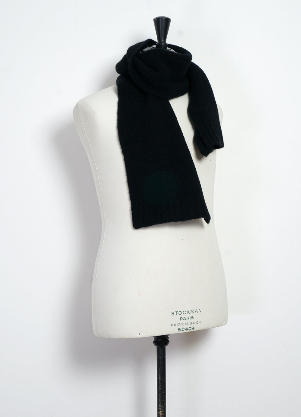 LARS 28-09-2 | Knitted Scarf | Fuzzy Black