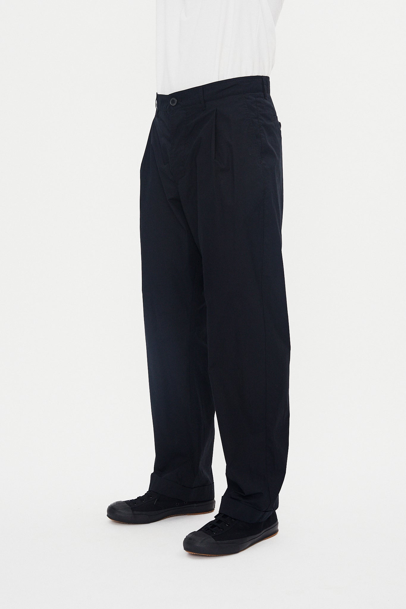 SUNE 31-64-2 | Pleated Classic Trousers | Black Parachute