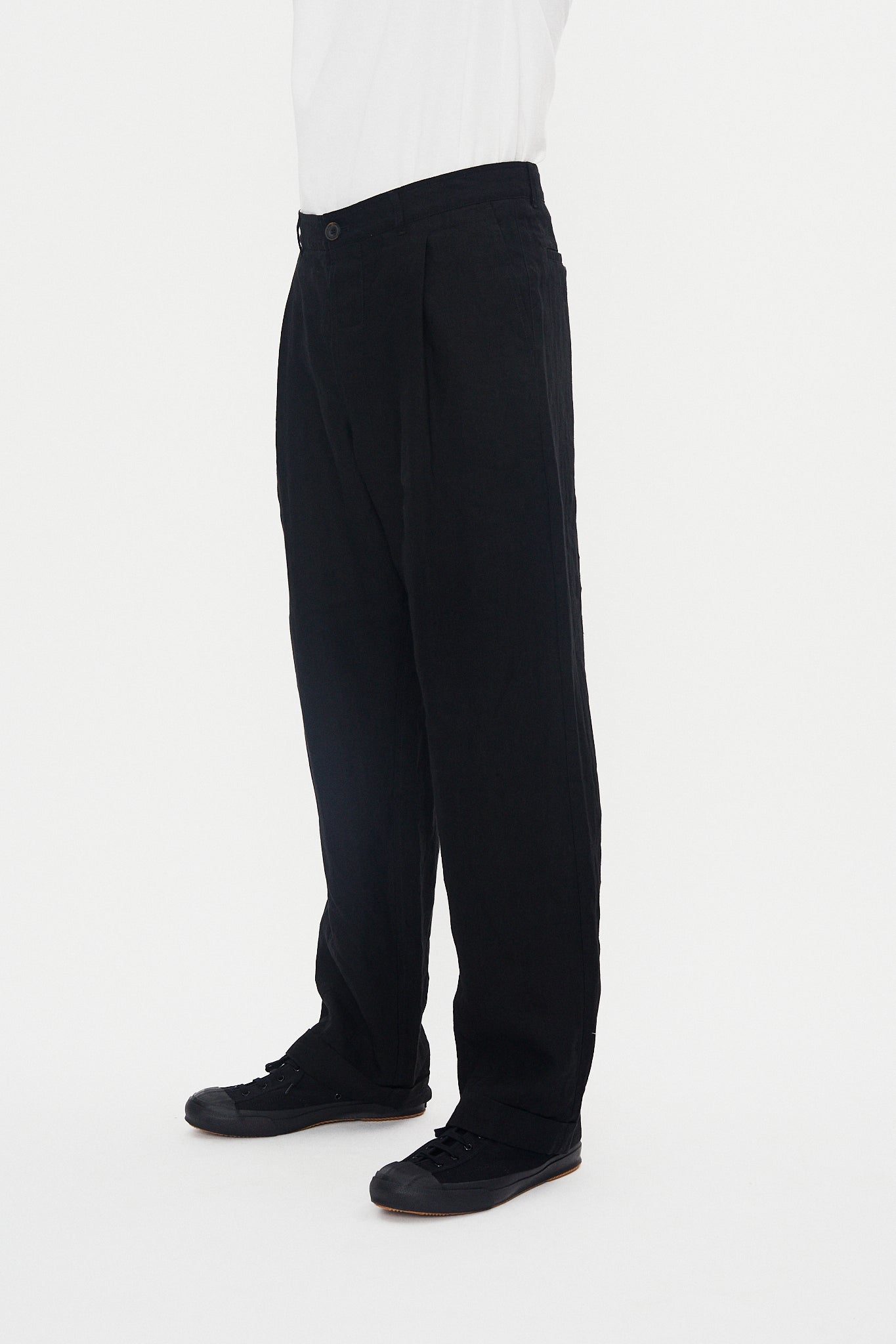 SUNE 31-67-2 | Classic Pleated Trousers | Black Linen