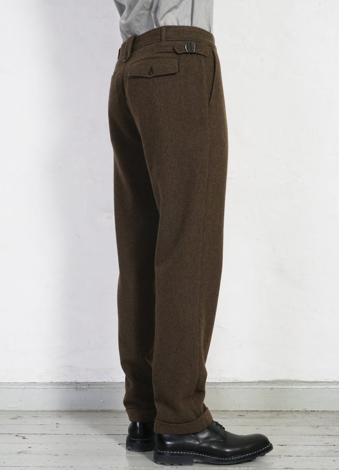 HANSEN GARMENTS - FINN | Side Buckle Regular Trousers | Brown Herringbone - HANSEN Garments