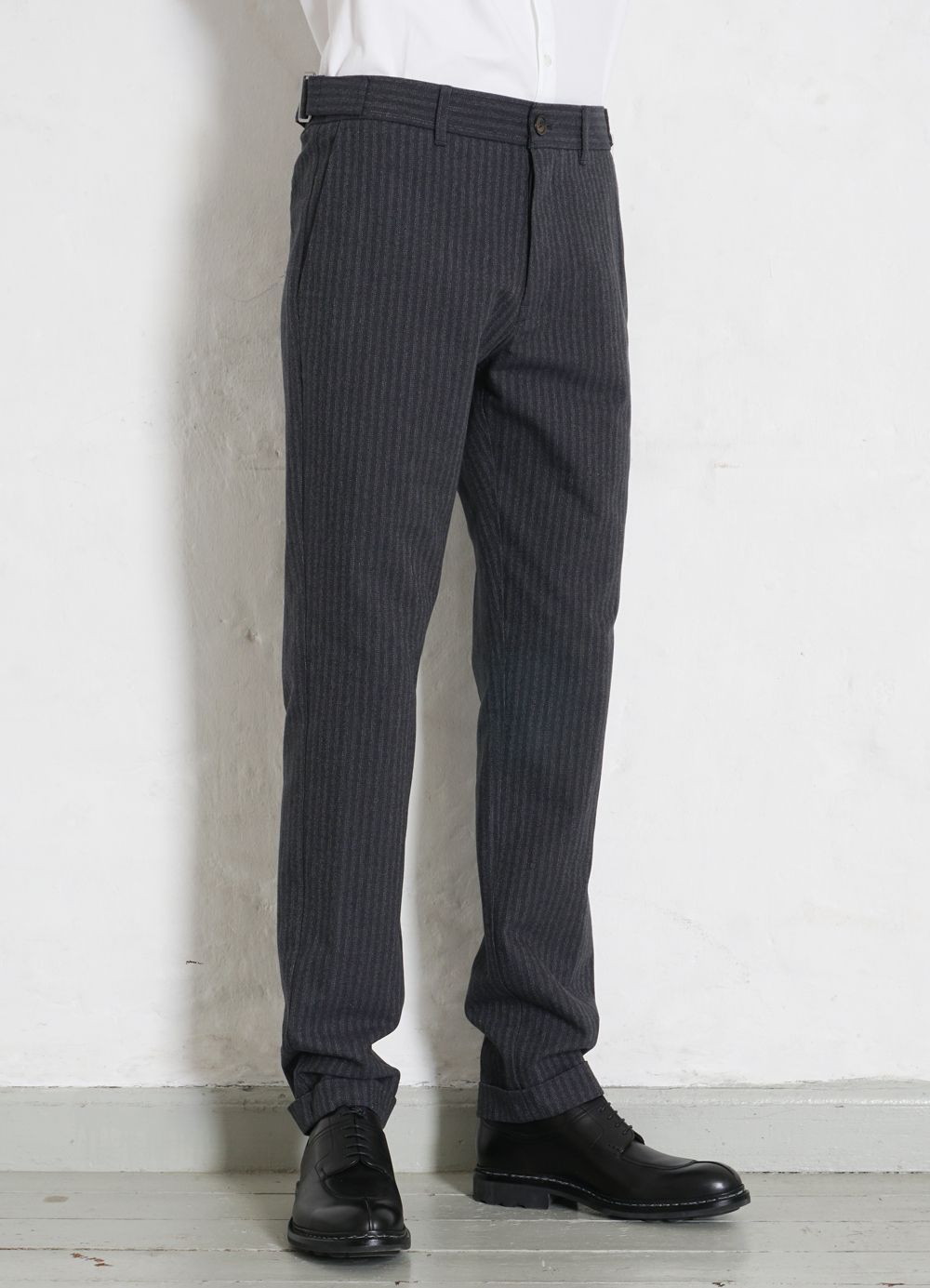 HANSEN GARMENTS - FINN | Side Buckle Regular Trousers | Grey Pin - HANSEN Garments