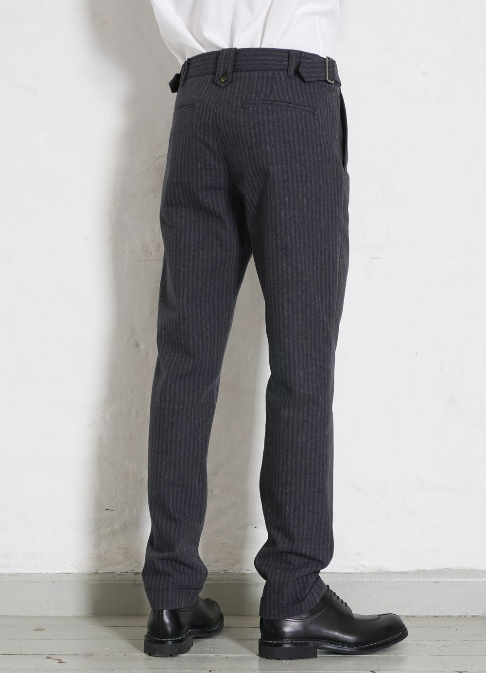 HANSEN GARMENTS - FINN | Side Buckle Regular Trousers | Grey Pin - HANSEN Garments