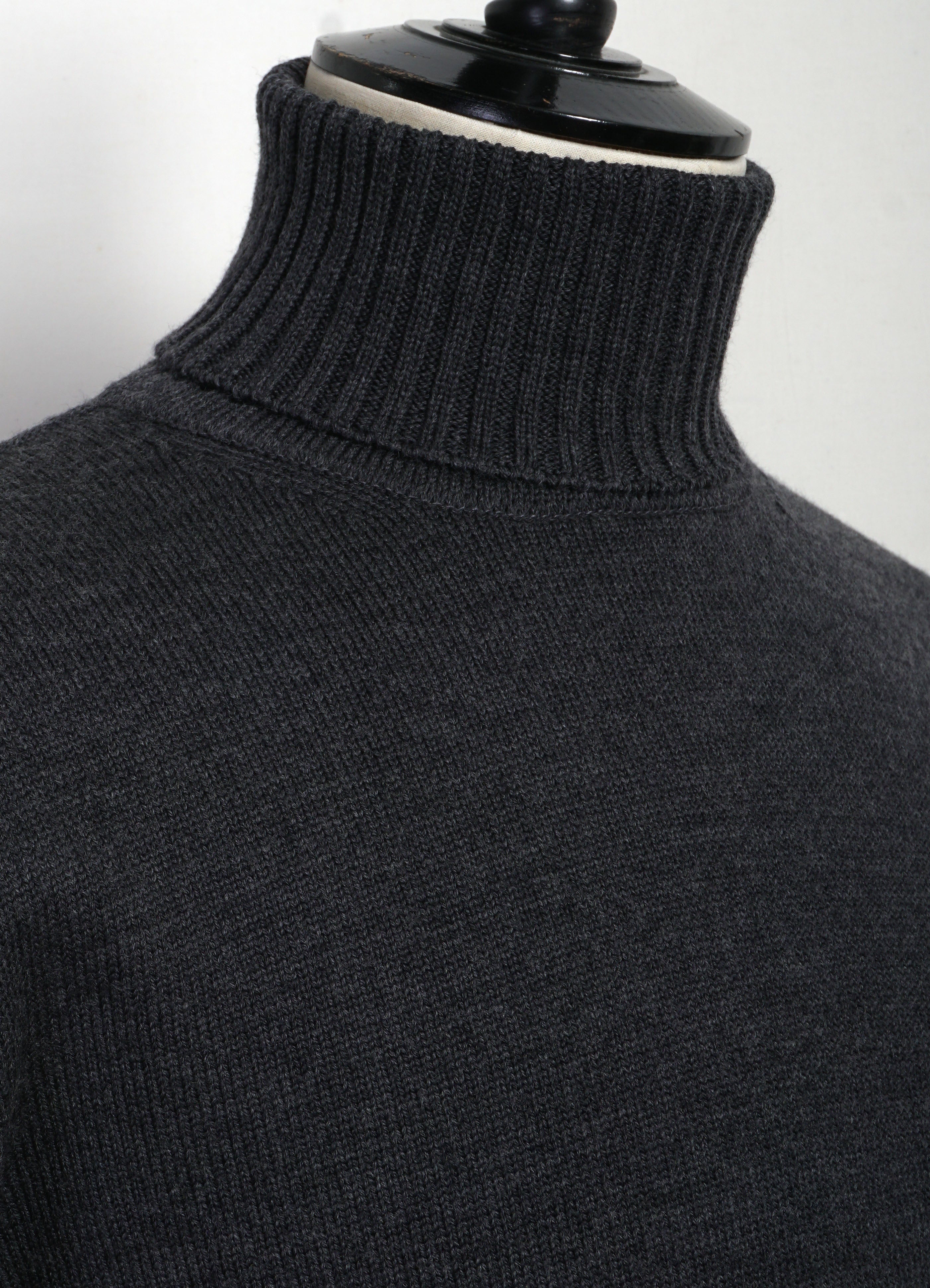 WO9 | 7G Heavyweight Merino Wool Turtleneck | Dark Grey