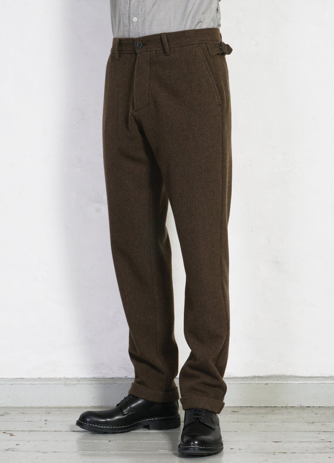 HANSEN GARMENTS - FINN | Side Buckle Regular Trousers | Brown Herringbone - HANSEN Garments